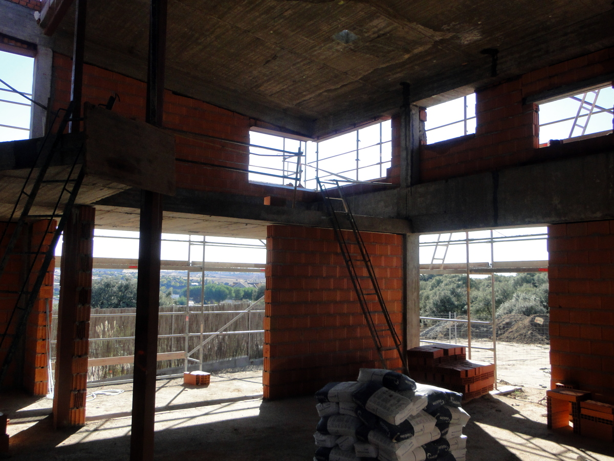 Salon doble altura y porche.