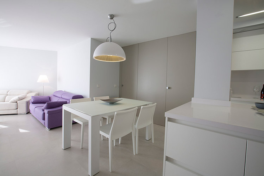 salón en blanco sofá lila