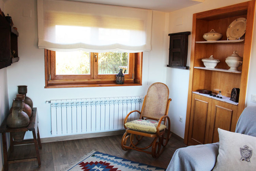 Salón frente a la chimenea