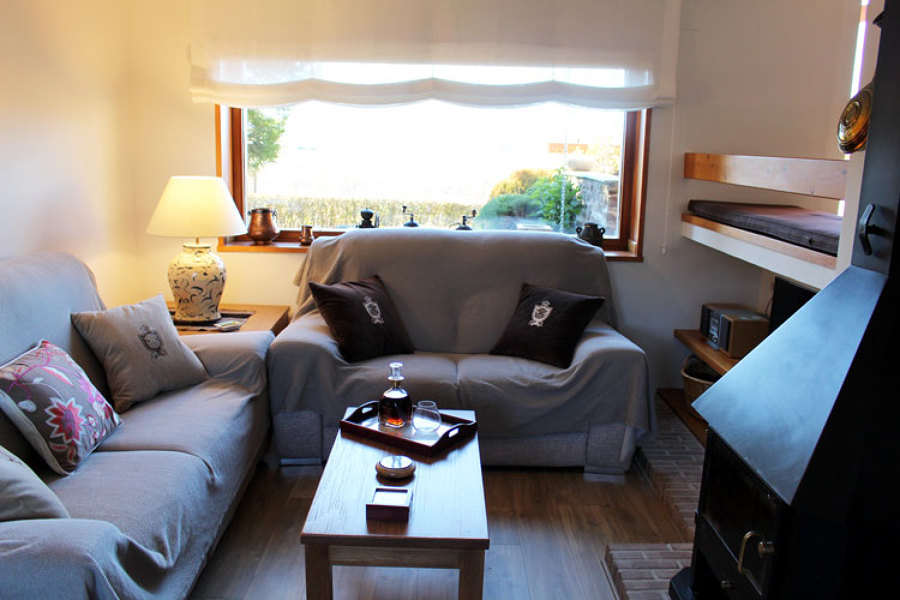 Salón frente a la chimenea