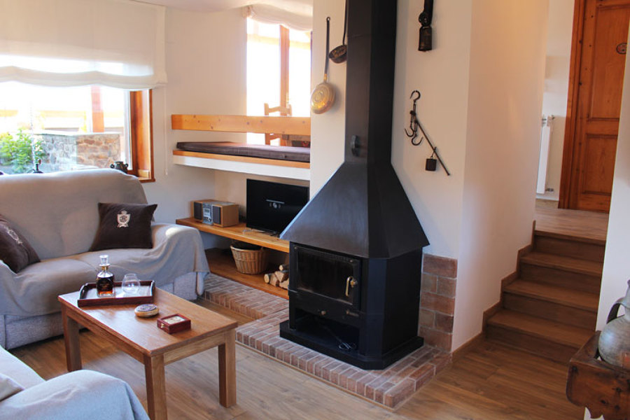 Salón frente a la chimenea