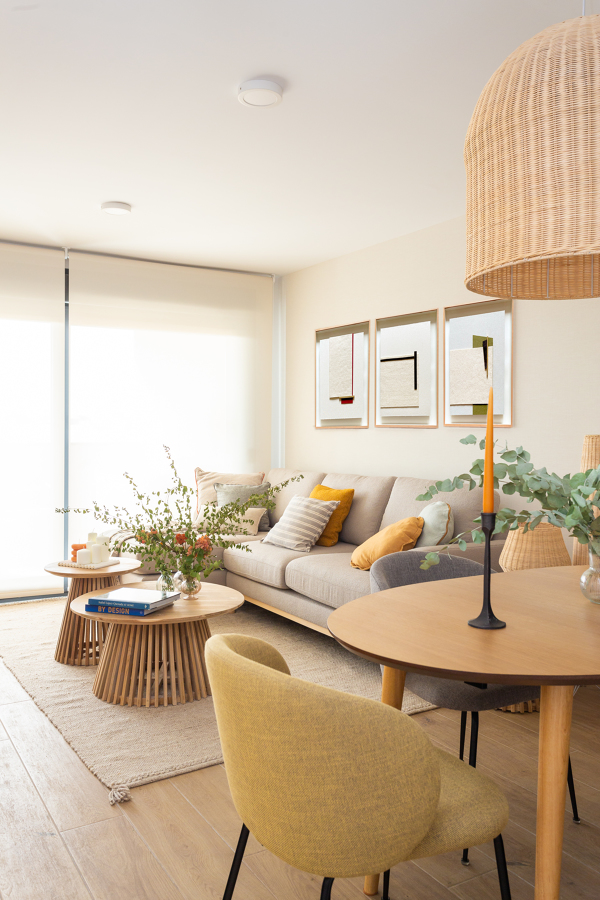 Salón gris y madera