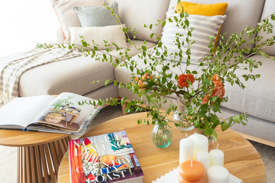 Salón gris y madera