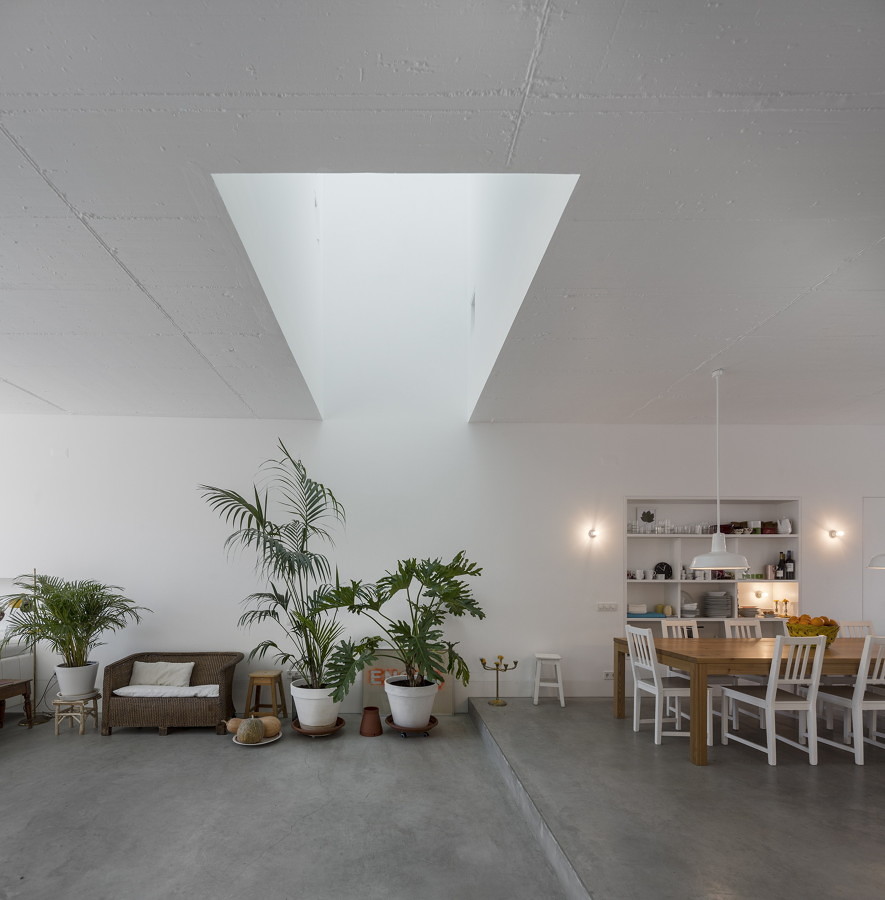 Salón iluminado con lucernario 