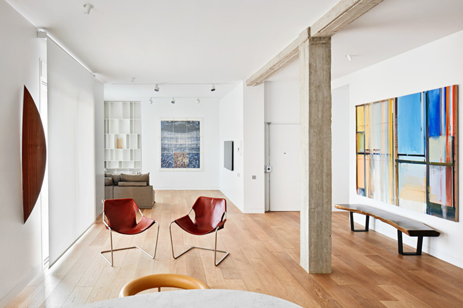 Salón madera y hormigón