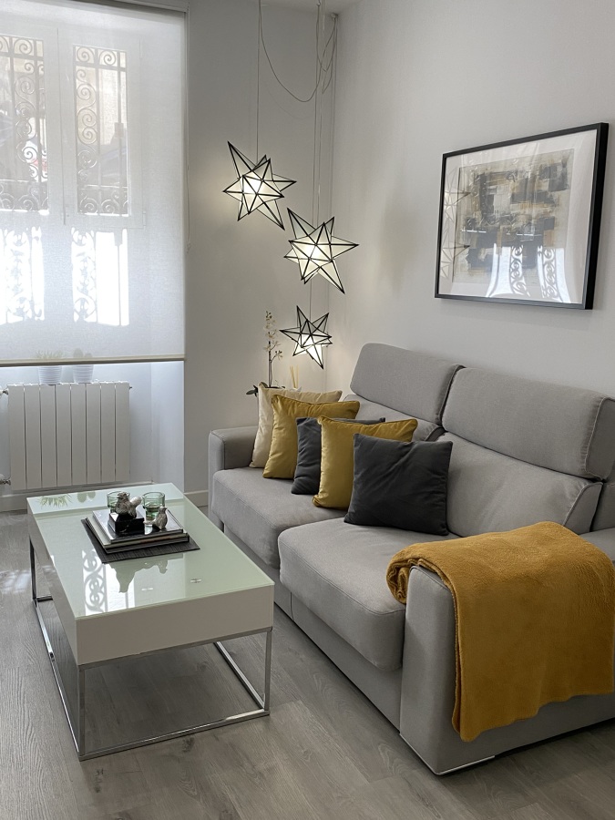 Salón flexible y funcional. MINIPISO moderno en Madrid