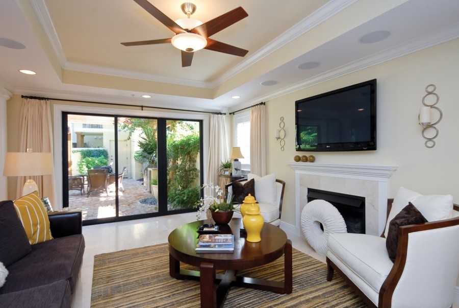 salón pequeño con ventilador de techo