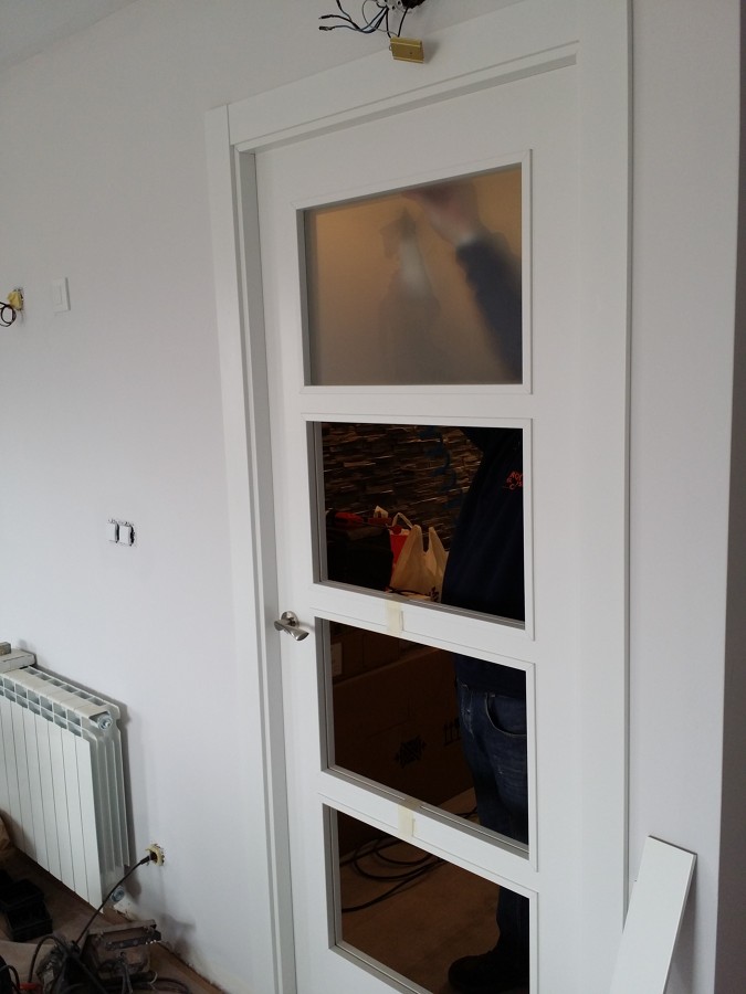 Salón puerta a cocina, colocando puerta acristalada