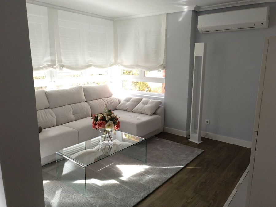 SALÓN SOFÁ CORTINAS