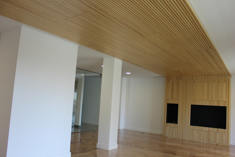 Salon, techo de madera con mueble parquet