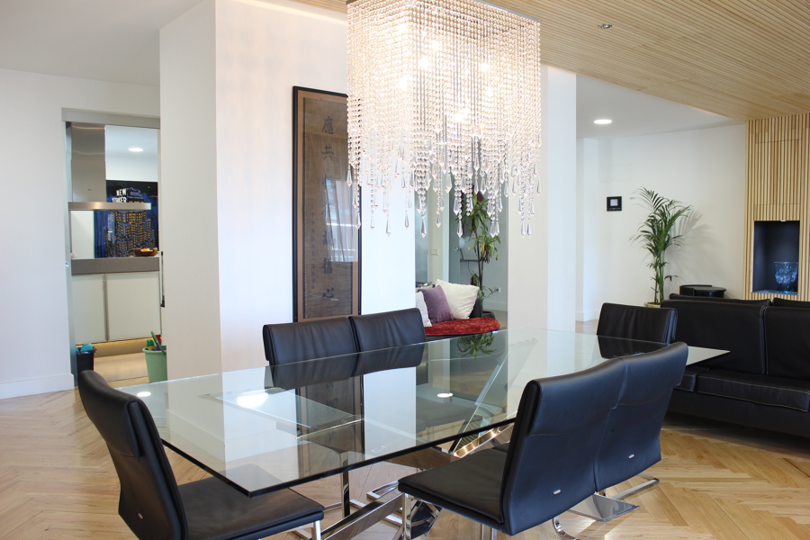 Salon,techo de madera y mueble de salon, mobiliario