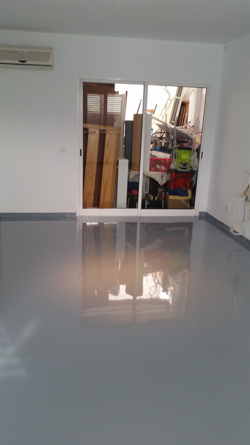 Salón terminado con resina epoxi color gris