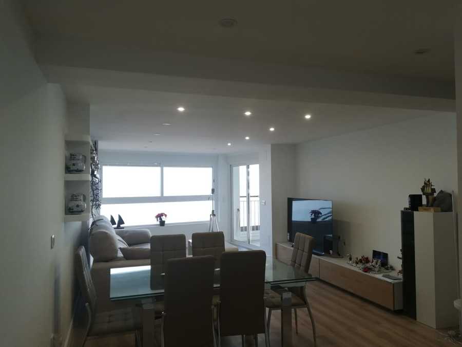 Salón totalmente renovado con nuevas cristaleras