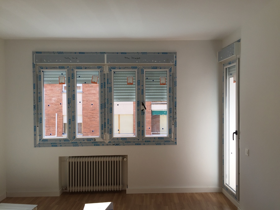 Salón , ventanas de PVC y carpintería de madera