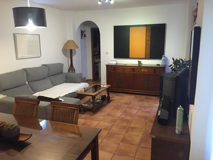 Salón y acceso a cocina