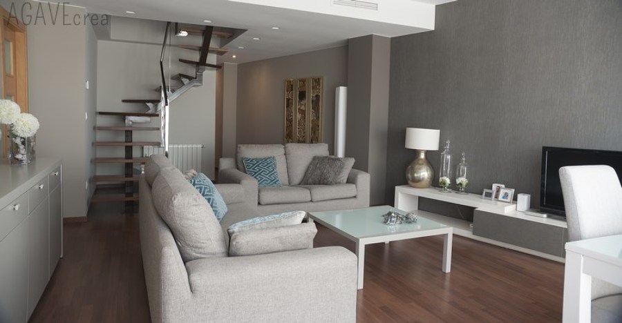 SALÓN Y ACCESO BUHARDILLA