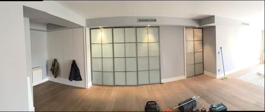 Salón y ala izquierda esta la entrada de la casa 