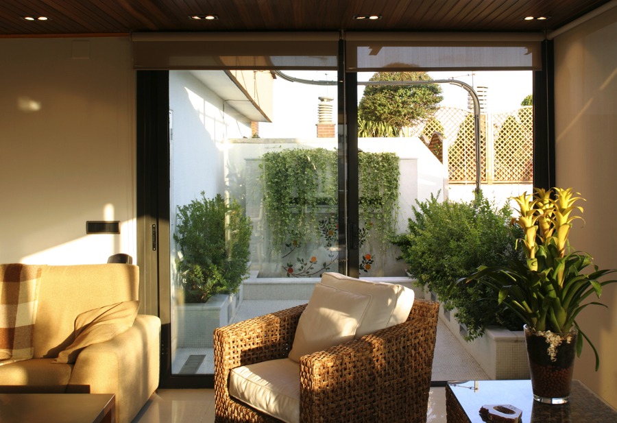 salón y patio con fuente