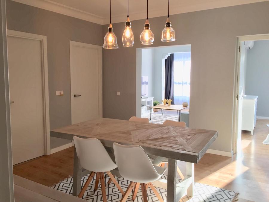 Salón y puerta baño, cuarto principal y cuarto huéspedes