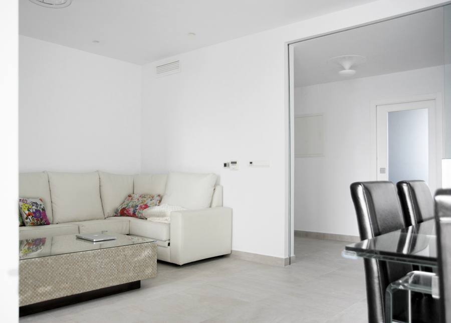 Salón y puertas correderas de vidrio oculto