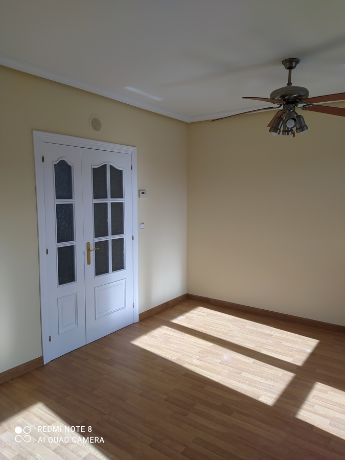 Salón y puertas en blanco