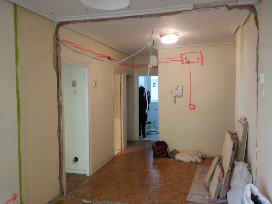 Salón y recibidor en su estado original.