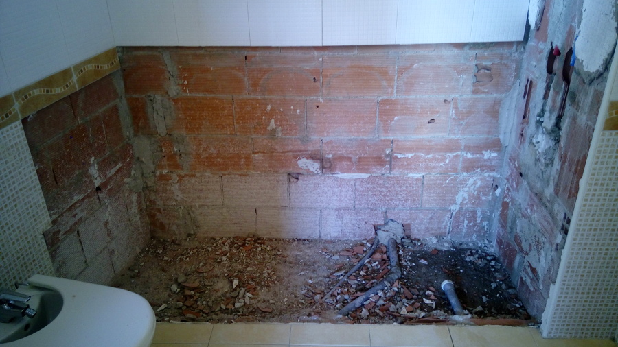 Saneamiento de paredes, suelo y cambio de desagüe