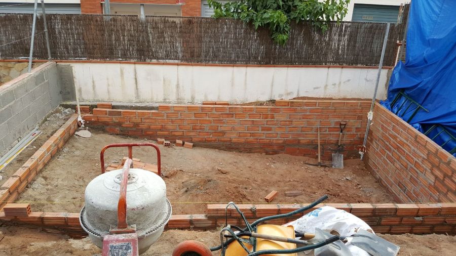 Se acaba de excavar y se empieza a poner tochos