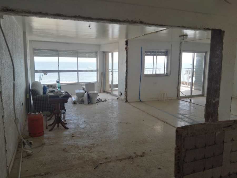 Se derribaron todos los tabiques para ganar espacio al salón y eliminar los pasillos de la vivienda