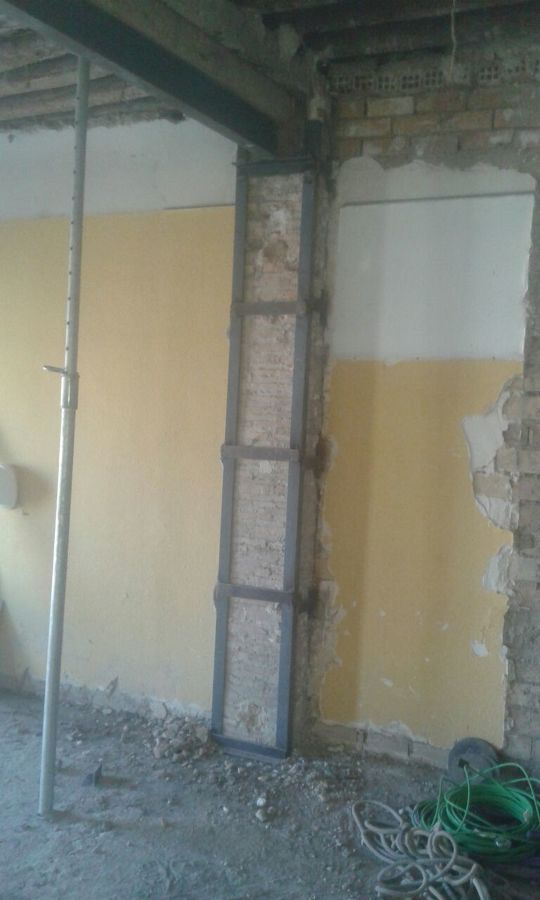 Se empieza a reforzar la estructura existente.