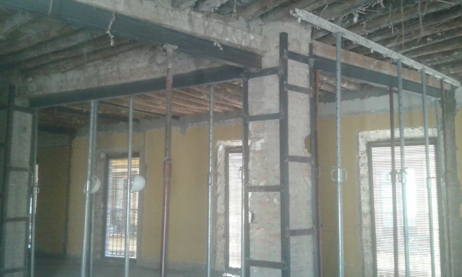 Se empieza a reforzar la estructura existente.