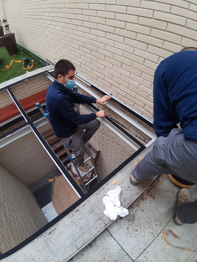 Se pega goma espuma para apoyar el vidrio