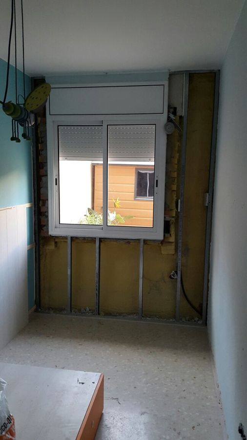 Se puede apreciar el ladrillo desnudo y los huecos....Por ahí pasaba frio calor y ruido.