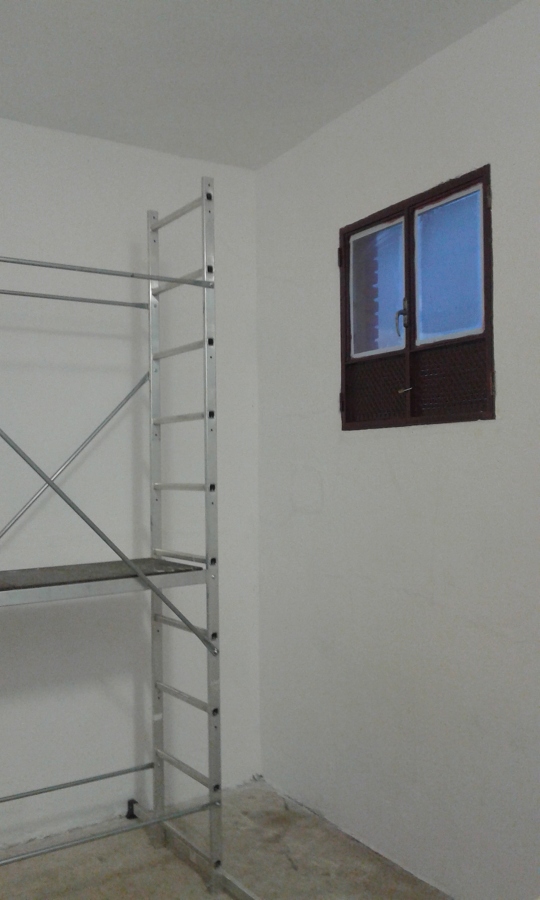 Se repone la ventana después de pintada