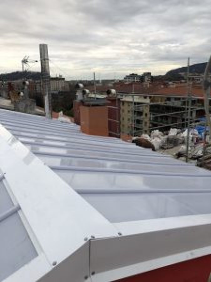 Se termina el montaje del policarbonato termosellado