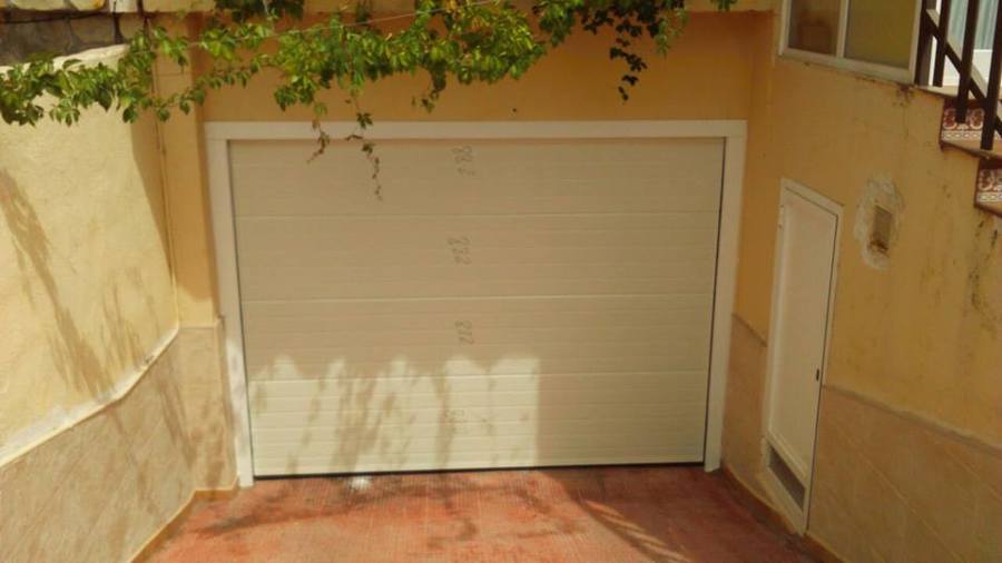 Seccional blanca acanalada