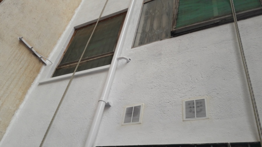 Sellado de juntas de dilatacion, esmaltado de tuberia y colocacion de rejillas de ventilacion