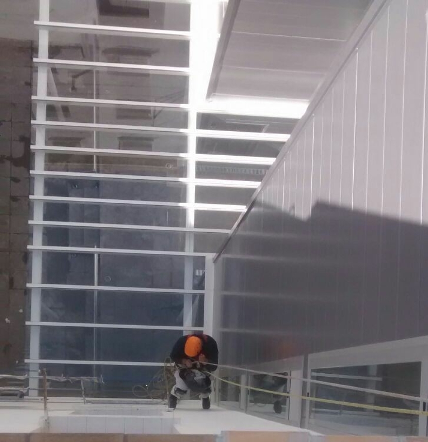 Sellado de ventanas de edifico en cadiz por filtraciones de agua