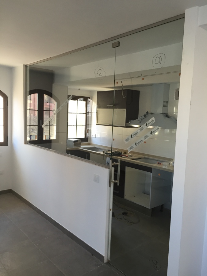 Separacion de cocina-comedor con vidrio templado 10 mm