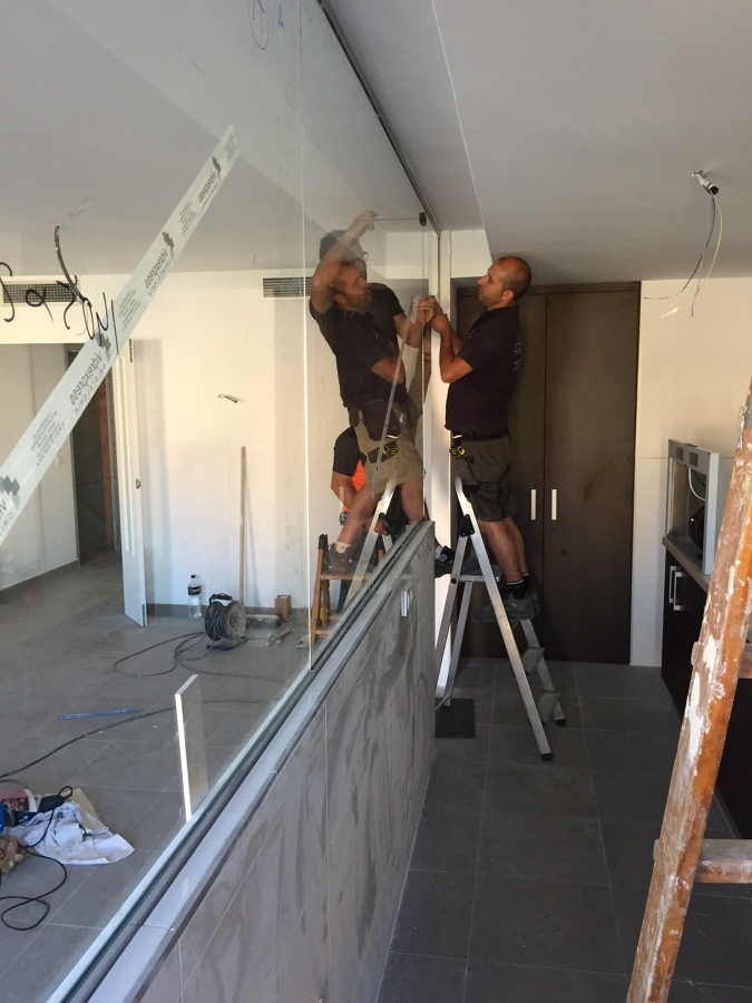 Separacion de cocina-comedor con vidrio templado 10 mm