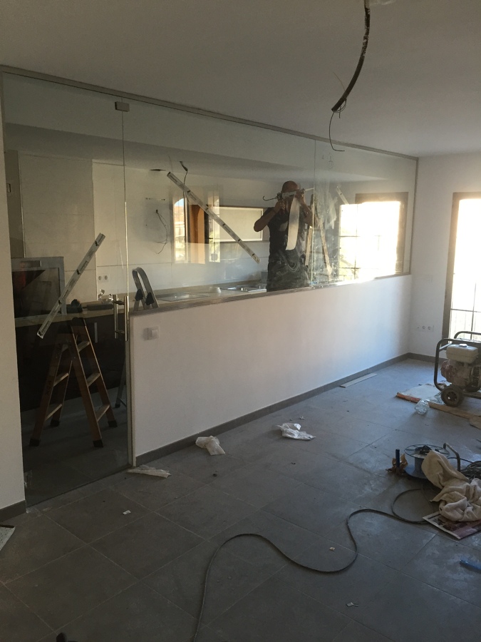 Separacion de cocina-comedor con vidrio templado 10 mm