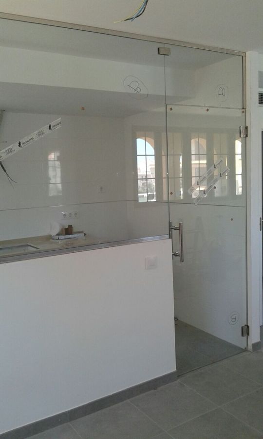 Separación de cocina-comedor con vidrio templado 10 mm