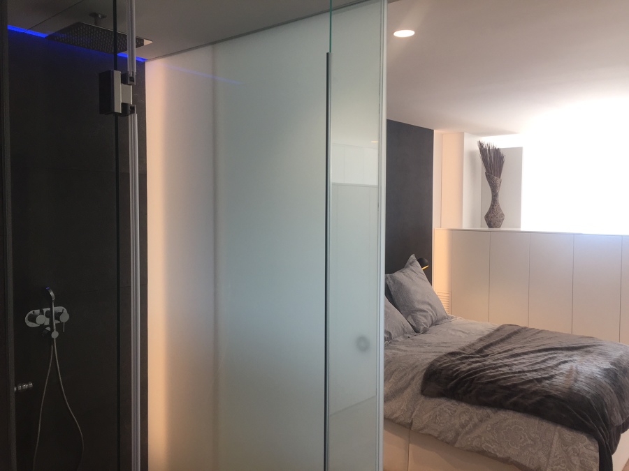 Separacion de cristal con guia oculta y detalles de cromoterapia en ducha