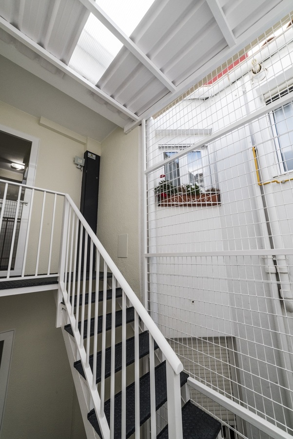 Separación rellanos acristalada