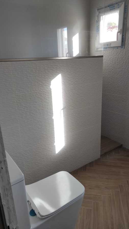 SEPARADOR DE TABIQUE CON CRISTAL PARA LA DUCHA