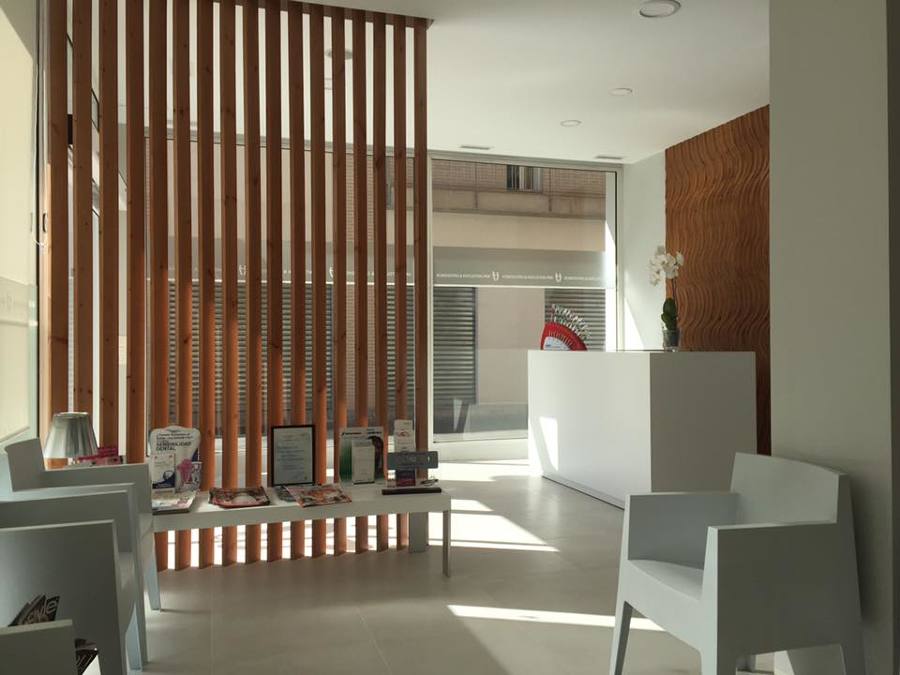 Separador en madera barniz natual