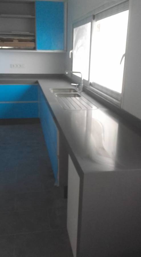 SILESTONE GRIS EXPO CON PUERTAS BLANCAS DE LUXE