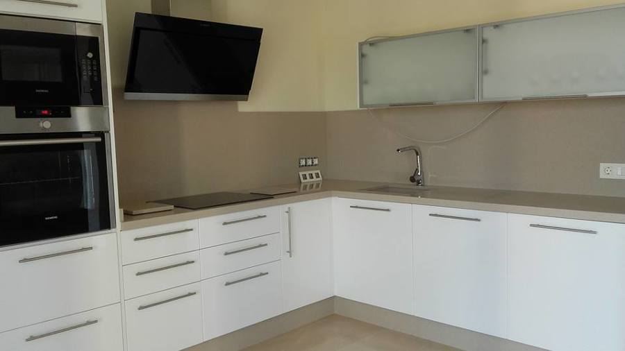SILESTONE UNSUI ,Cocina con puertas blancas mate