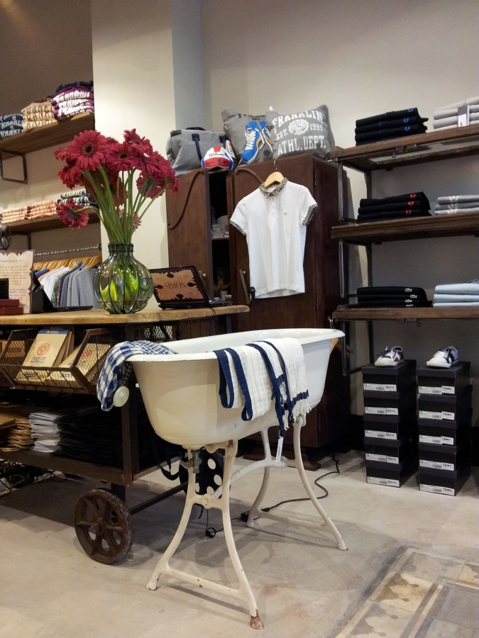 Simón Store, CC. Serrallo Plaza Granada.