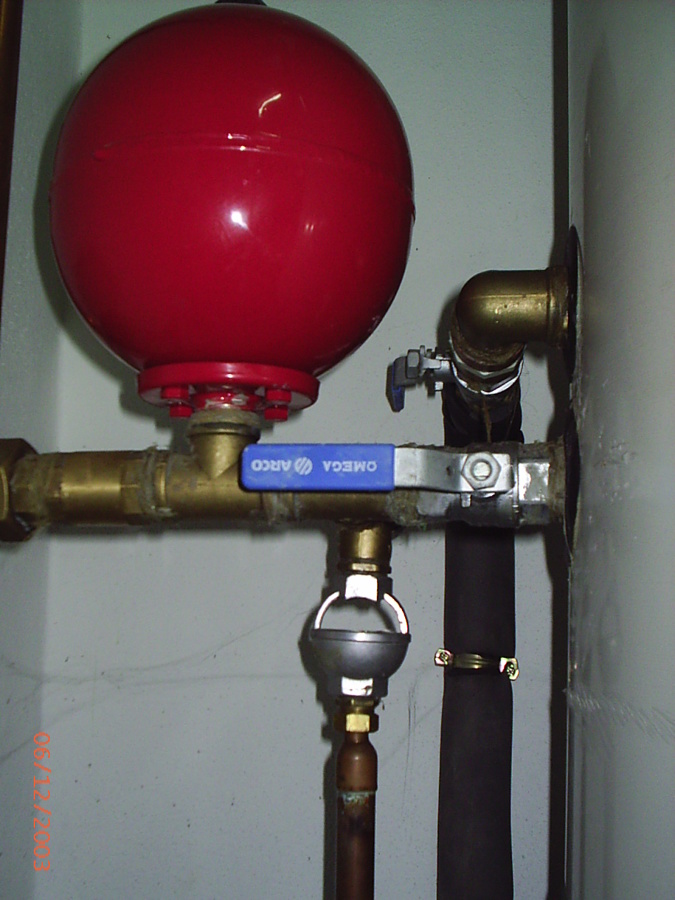 Sistema de seguridad mediante vaso expansión y valvula de seguridad